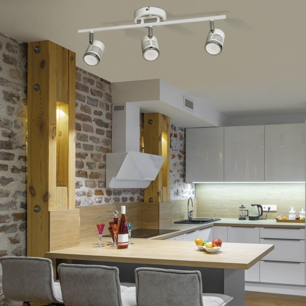 Spot de chapa de 3 luces blanco con detalle cromo
