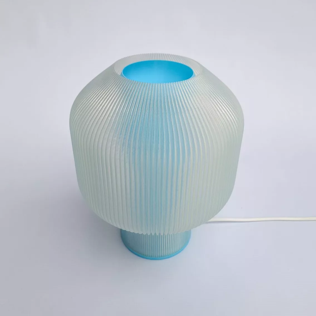Lámpara de mesa Fiamma 26 cm de alto estructura blanca y tulipa celeste s/foco