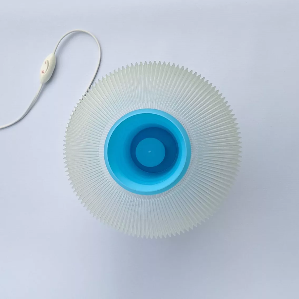 Lámpara de mesa Fiamma 26 cm de alto estructura blanca y tulipa celeste s/foco