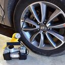 COMPRESOR DE AIRE 60L/MIN METALICO PARA AUTO, CON MANOMETRO, DOBLE CILINDRO Y BOLSO PROTECTOR