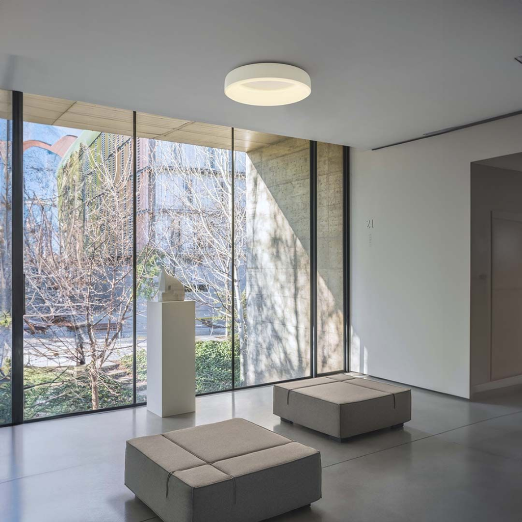 Luminaria de diseño circular para aplicar en techo. Instalación sencilla. Distribución de luz directa-simétrica. Fuente de luz: Led SMD
Lúmenes del sistema: 1835 lm
Potencia del sistema: 30 W